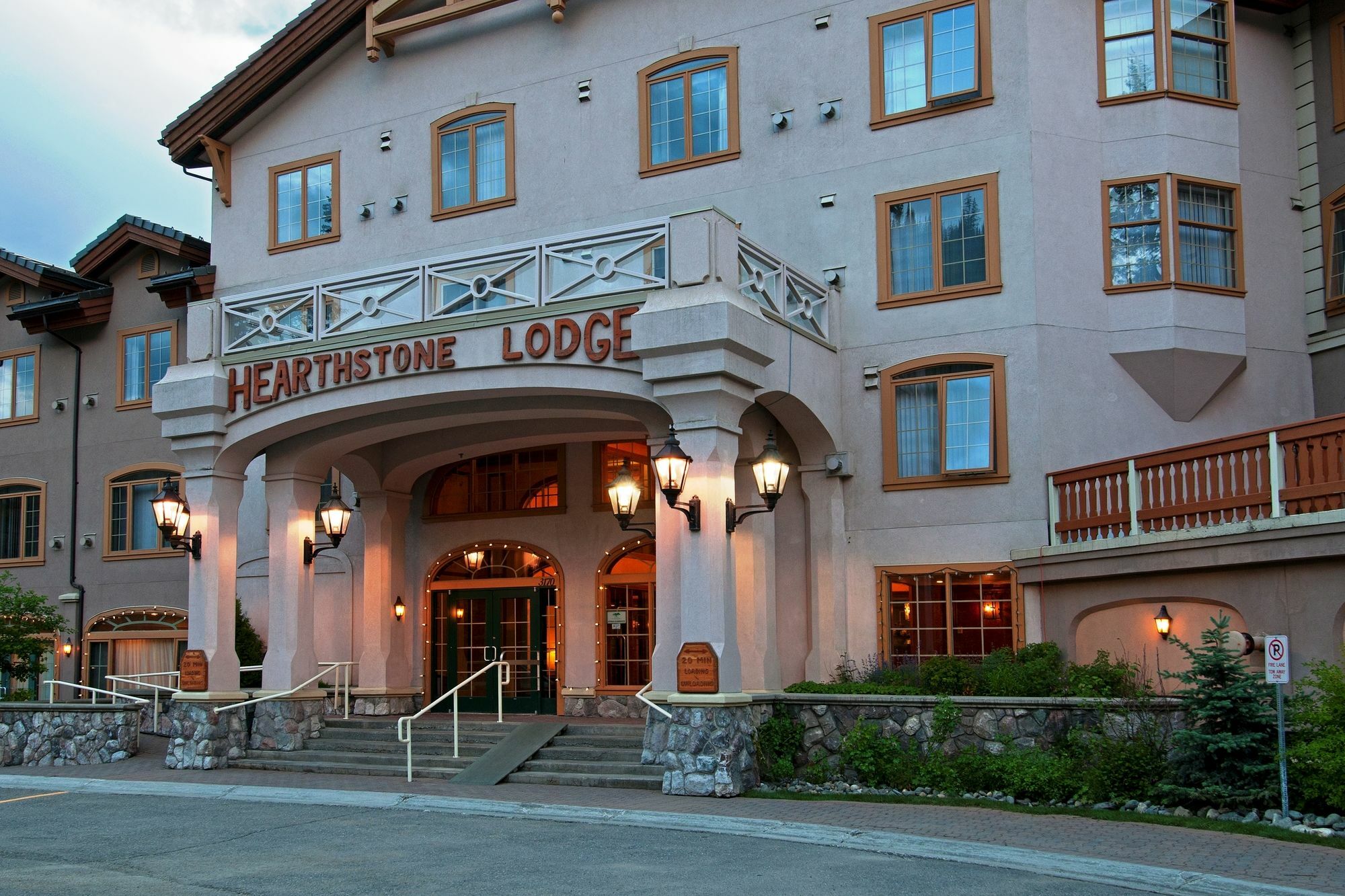 Hearthstone Lodge Sun Peaks Exteriör bild